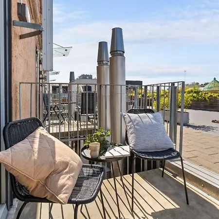 3br Sunset Penthouse In & Quiet Location - 5 Min Walk From Station דירה *